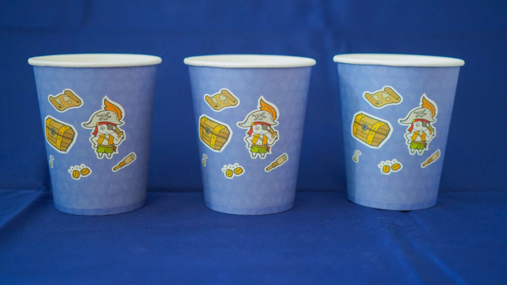 Blauwe bekertjes van De Feestdoos in thema piraten.