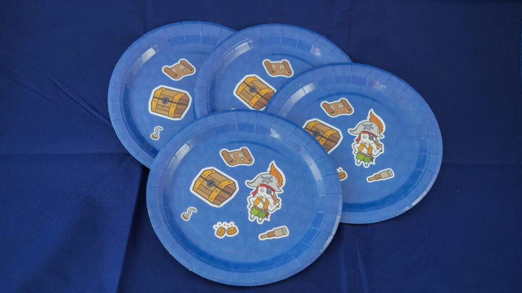 Blauwe bordjes van De Feestdoos met bedrukking van piraten