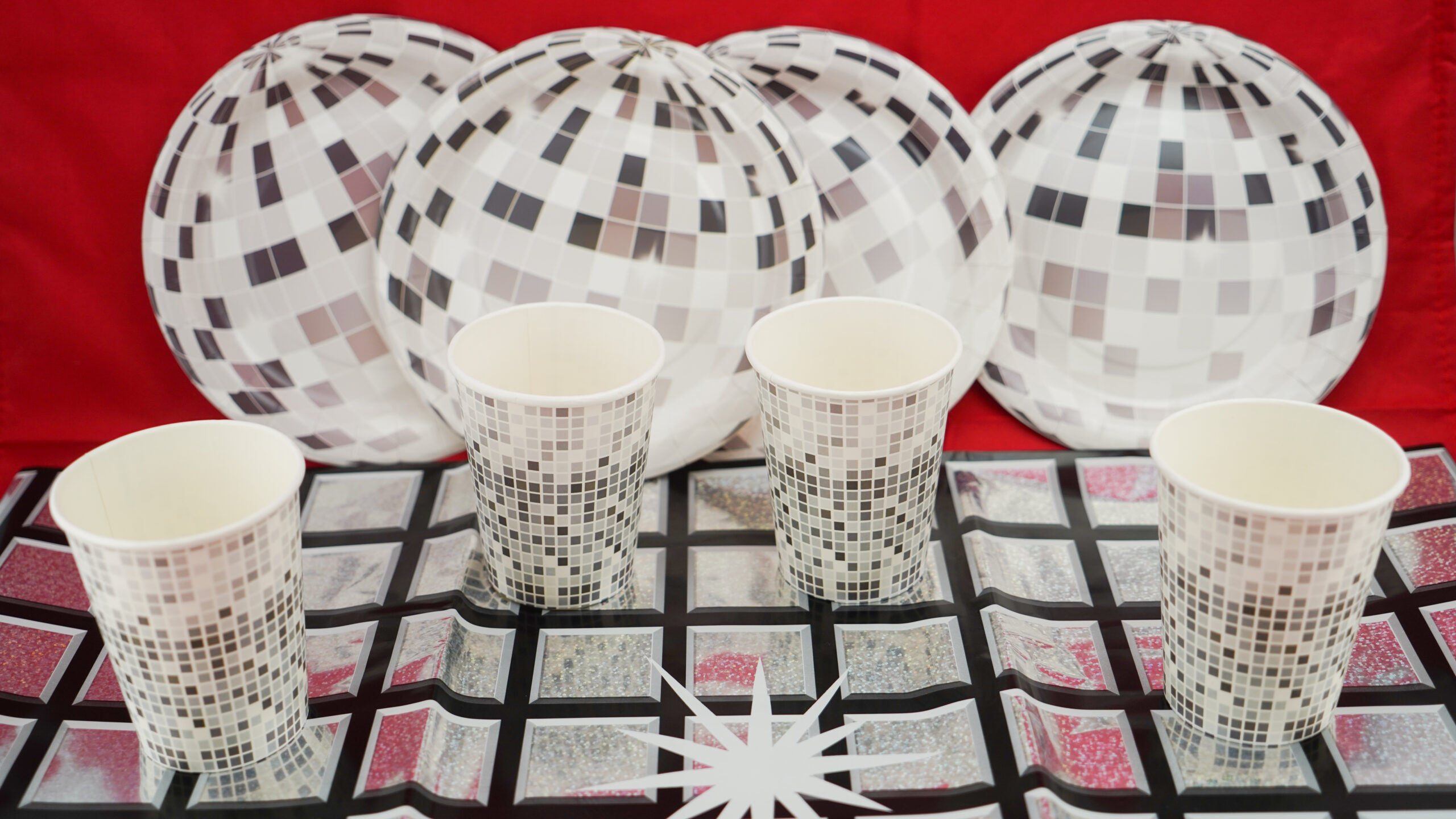 Discobordjes, -bekers en -tafelkleed van De Feestdoos