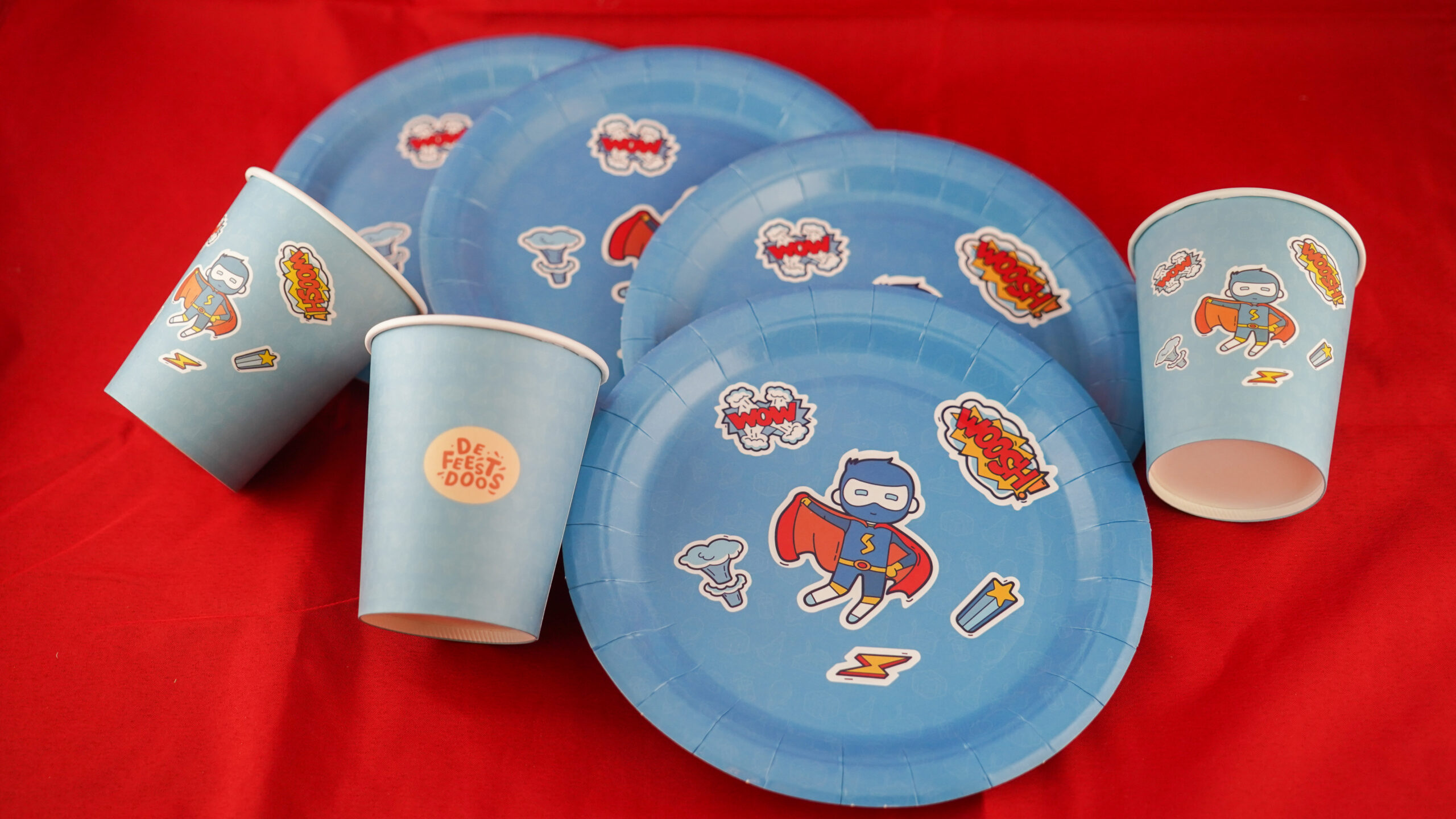 Superheldenbordjes en -bekertjes van De Feestdoos.
