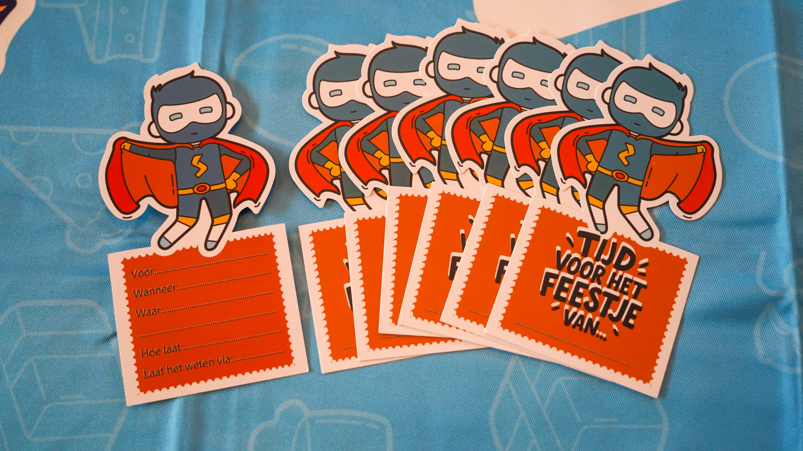 Uitnodigingskaart voor een superheldenfeest