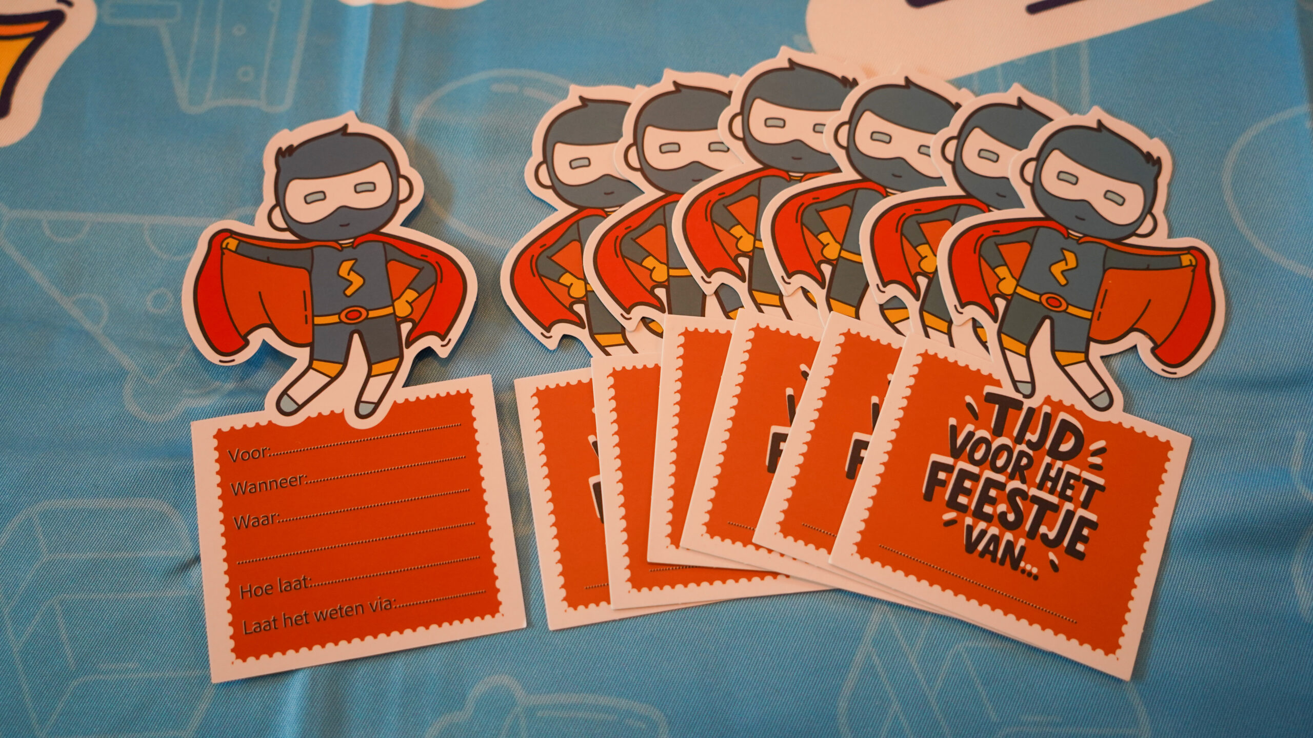 Uitnodigingskaart voor een superheldenfeest